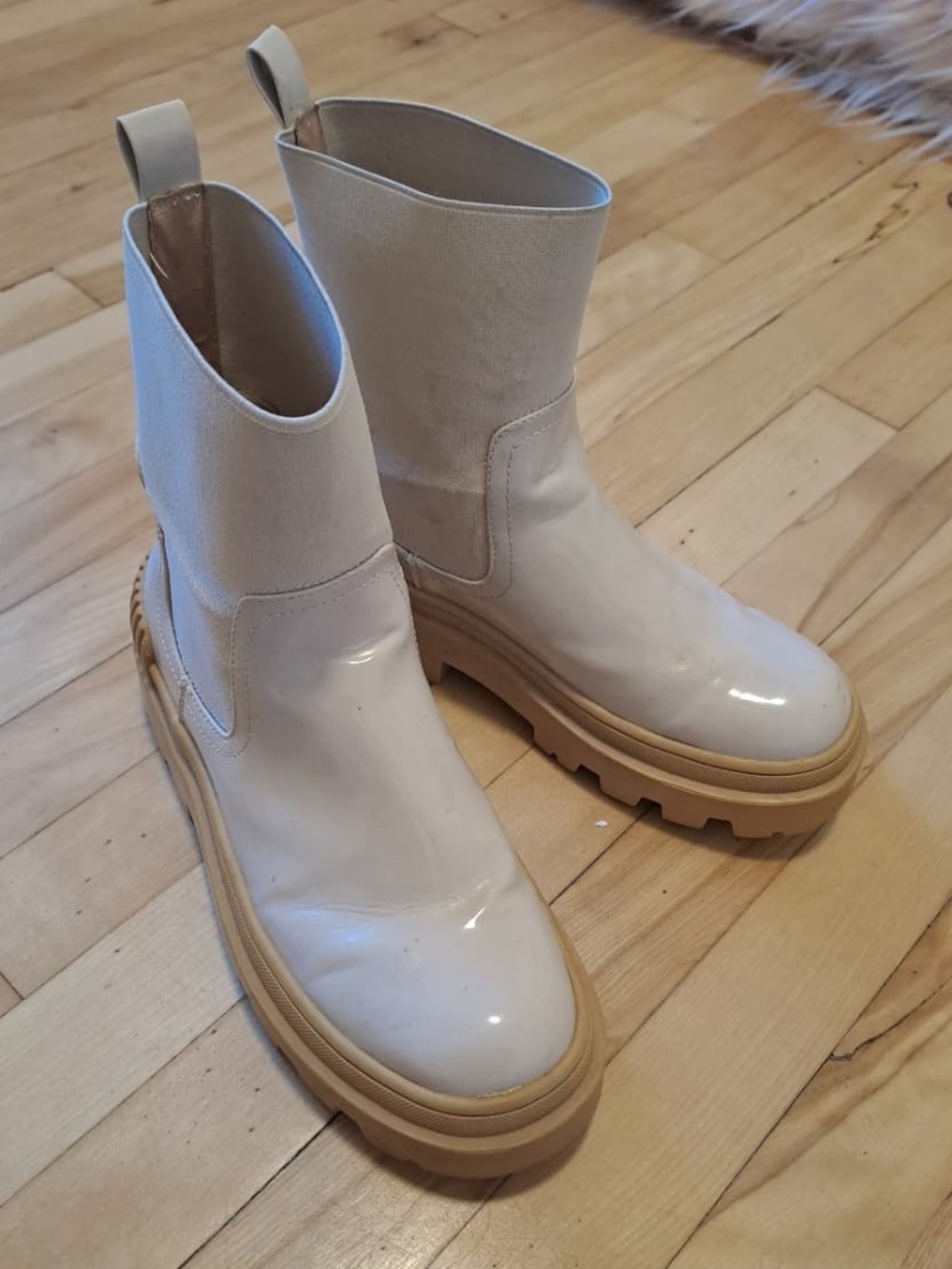 Vero Moda Cream Patent Chelsea Platform Lug Sole Boots EU 37 (US 6.5)